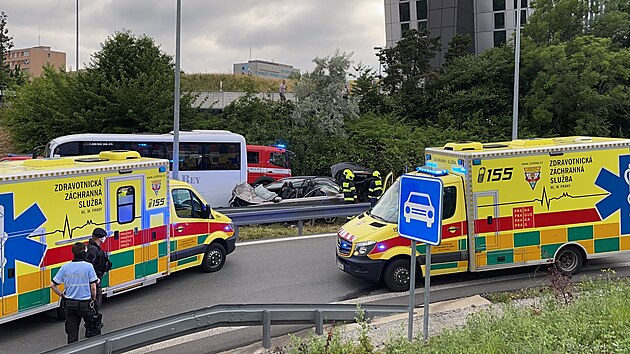 Při nehodě několika aut v Praze 4 se zranilo nejspíš pět lidí. (22. června 2021)