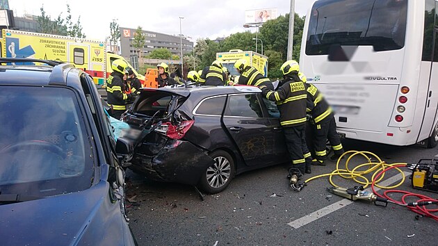 U nehody na Praze 4 zasahovali hasiči i záchranná služba. (22. června 2021)