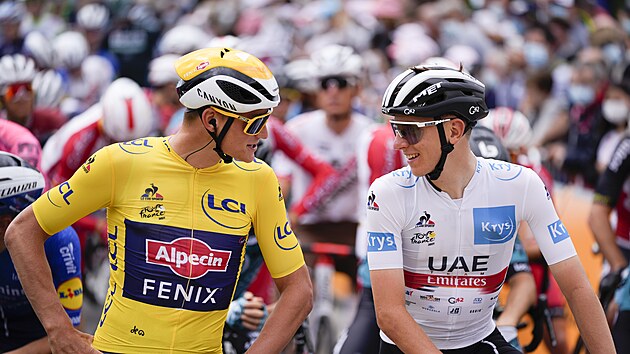 Mathieu Van Der Poel (vlevo) a Tadej Pogačar před startem třetí etapy Tour de France.
