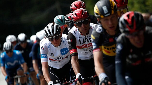 Tadej Pogaar vykukuje z pelotonu bhem tet etapy Tour de France.