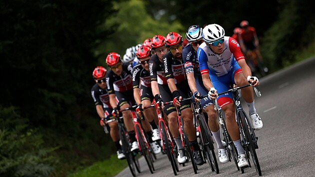 Týmy Groupama-FDJ a Lotto Soudal na čele pelotonu během třetí etapy Tour de France.