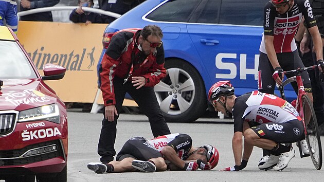 Caleb Ewan le na zemi po pdu ve tet etap Tour de France.