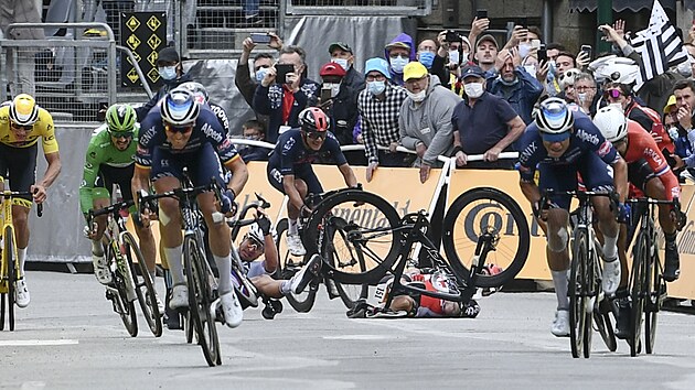 Caleb Ewan a Peter Sagan padají k zemi. Před nimi si pro vítězství ve třetí etapě Tour de France jede Tim Merlier (vlevo).