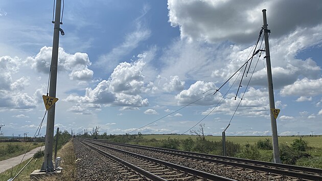 Bouře 24. června 2021 strhala i trakční vedení na železnici mezi Břeclaví a Hodonínem.