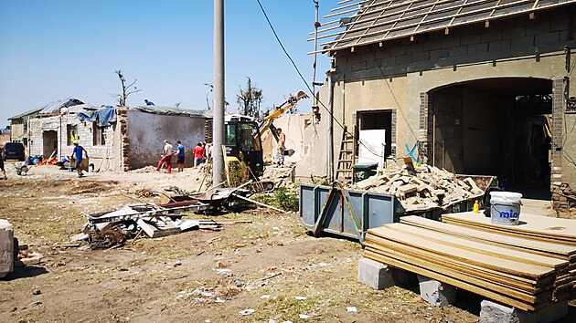 Lid� v Mikul�ic�ch na Hodon�nsku za�ali 29. �ervna 2021 demolovat domy poni�en� torn�dem. Prozat�m si je ��d� sami. Hasi�i se s ��zenou demolic� p�ipoj� pozd�ji.