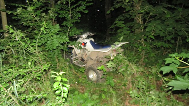 Muž na Chrudimsku ujížděl na čtyřkolce policii. Havaroval a zraněním podlehl