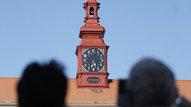 Na věž jihlavské radnice se vrátily restaurované hodiny. Mají stejný vzhled, jako po stavbě věžičky v roce 1786.