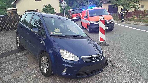 Pod osobním autem se v Újezdu u Chocně propadla silnice.