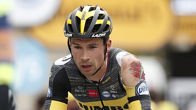 Muka po bolestivm pdu. Seden Primo Rogli projd v potrhanm dresu clem 3. etapy Tour de France.