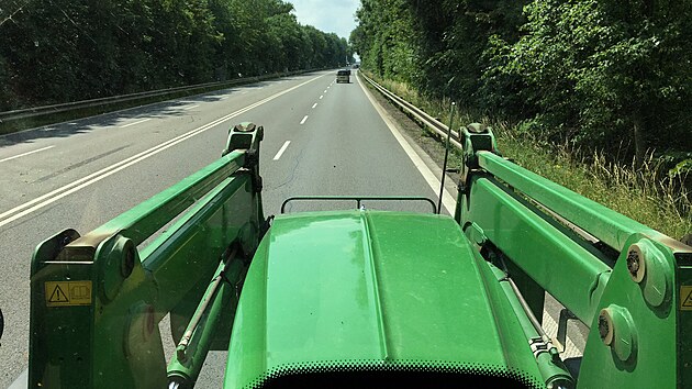 Pedseda KDU-SL Marian Jureka vyrazil traktorem pomoci odklzet nsledky tornda na jin Morav. (25. ervna 2021)