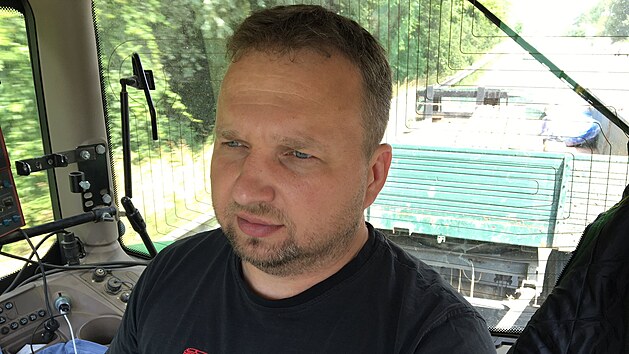 Předseda KDU-ČSL Marian Jurečka vyrazil traktorem pomoci odklízet následky tornáda na jižní Moravě. (25. června 2021)