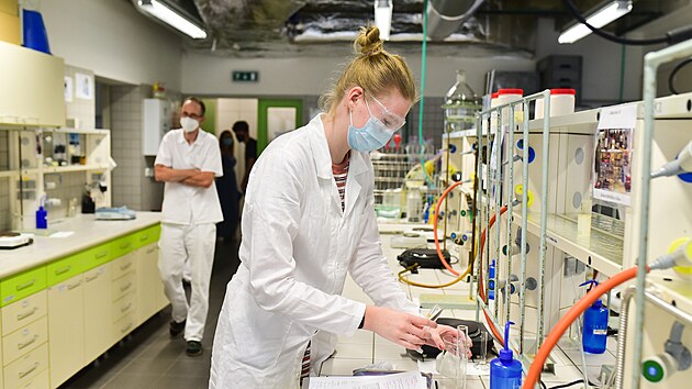 Laboratoře Technologické fakulty UTB jsou studentům k dispozici i během prázdnin (červen 2021).