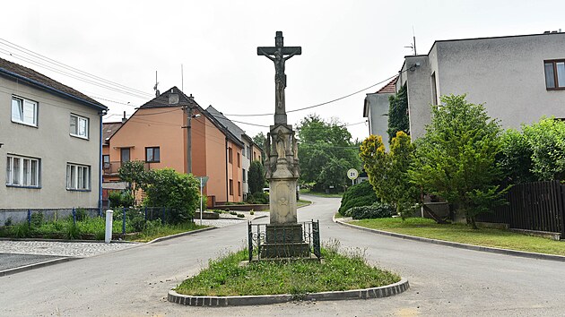 Kříž na návsi v uherskohradišťské části Jarošov.