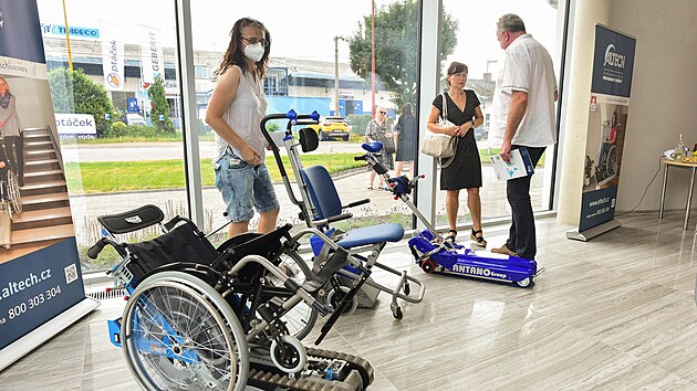 Společnost Altech, která se zaměřuje na vývoj a výrobu plošin pro vozíčkáře a lidi s hendikepem, otevřela v Uherském Hradišti předváděcí centrum.