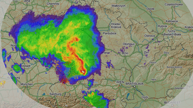 Jak postupovala bouře s blesky přes Česko v noci z 23. na 24. června 2021. Zde ve 22:30.