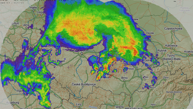 Jak postupovala bouře s blesky přes Česko v noci z 23. na 24. června 2021. Zde v jednu po půlnoci.