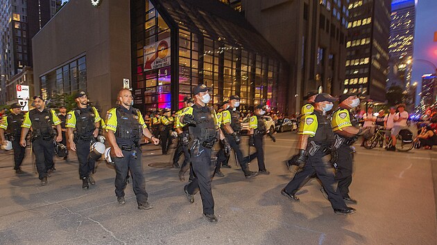 Policie hlídala fanoušky Montrealu u haly.