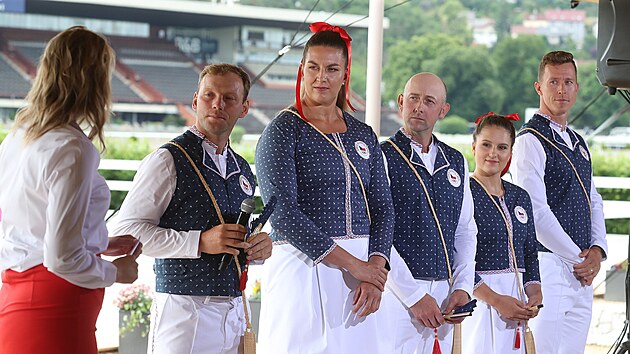 Pedstaven kolekce nstupovho obleen eskch sportovc pro olympijsk hry v Tokiu. Zleva jezdec Miloslav Phoda, atletka Kateina afrnkov, jezdec Miroslav Trunda, sportovn gymnastka Aneta Holasov a drhov cyklista Tom Bbek.