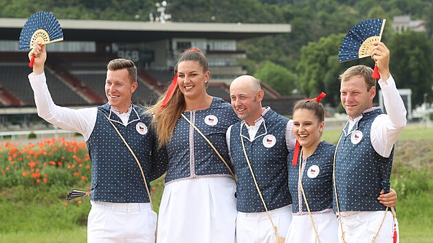 Pedstaven olympijsk kolekce nstupovho obleen eskch sportovc pro olympijsk hry v Tokiu. Zleva drhov cyklista Tom Bbek, atletka Kateina afrnkov, jezdec Miroslav Trunda, sportovn gymnastka Aneta Holasov a jezdec Miloslav Phoda.