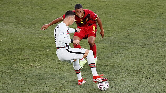 Cristiano Ronaldo se snaží technicky uvolnit okolo Youriho Tielemanse z Belgie.