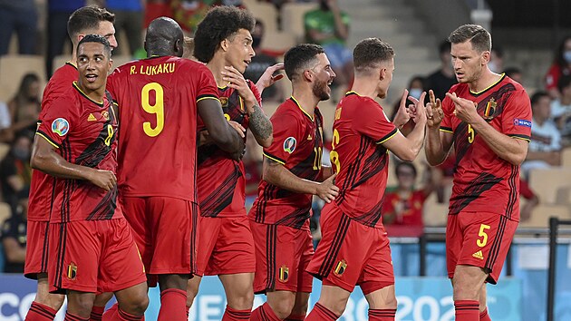 Fotbalist Belgie oslavuj gl v osmifinle ME proti Portugalsku.