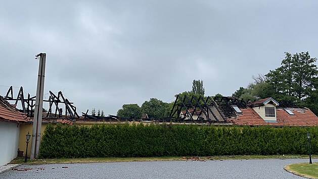 Hasičský sbor zasahoval při požáru třetího stupně v Dlouhé Lhotě na Příbramsku. (22. června 2021)
