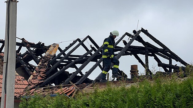 Hasičský sbor zasahoval při požáru třetího stupně v Dlouhé Lhotě na Příbramsku. (22. června 2021)