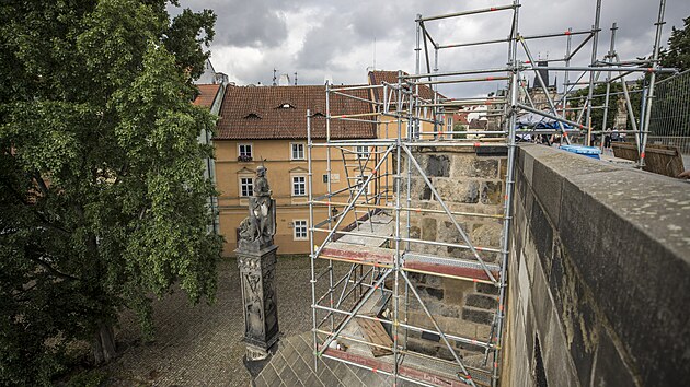 Restaurovn souso sv. Vincence Ferrerskho a sv. Prokopa na Karlov most. Probhaj opravy pokozench kamennch blok a sprovn. (24.6.2021)