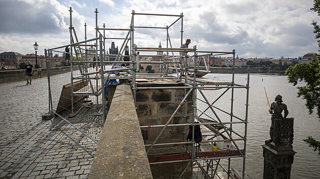 Restaurování sousoší sv. Vincence Ferrerského a sv. Prokopa na Karlově mostě. Probíhají opravy poškozených kamenných bloků a spárování. (24.6.2021)