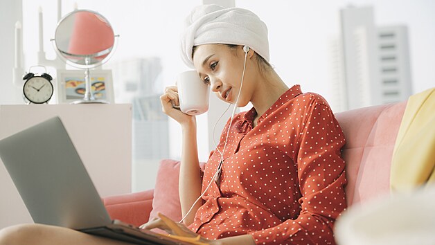 Práce na dálku, neboli home office či práce z domova se v Česku zabydluje. V mnohých firmách již tento flexibilní model práce funguje celoročně a s příchodem prázdnin o něj mezi zaměstnanci roste zájem. Jenže co když zaměstnavatel nebude spokojený s vaším výkonem, začne přitvrzovat a zvýší dohled nad vaší prací z domova? Na co má právo a kde leží hranice mezi kontrolou a narušením soukromí?