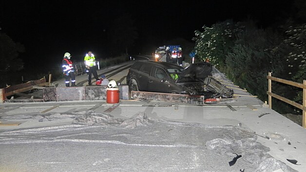 Cizinec vjel na Prostějovsku na opravovaný most, vůz skončil ve výkopu, kde narazil do stavební konstrukce.