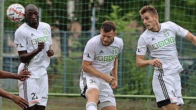 Karvint fotbalist Soufiane Dram, Antonn Kapka a Luk Neuer (zleva) odvracej v pprav s Trennem centr soupee.