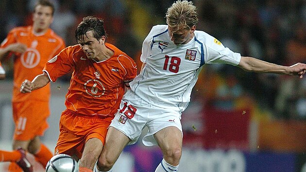 Marek Heinz (vpravo) v duelu s Nizozemskem na Euru 2004
