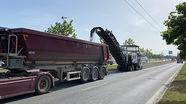 Jedna z hlavních dopravních tepen v Plzni, Folmavská ulice, se začala opravovat. Řidičům to přineslo velké komplikace. (21. 6 2021)