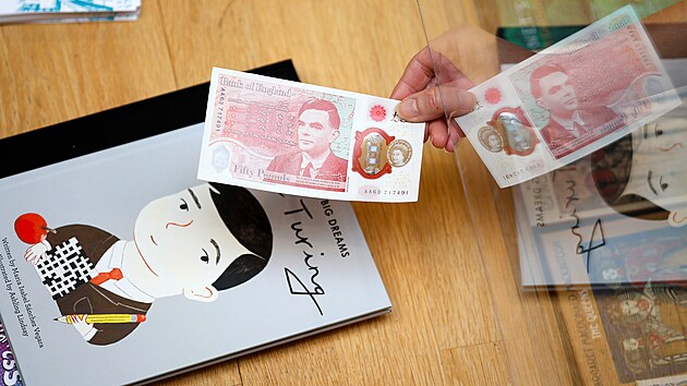 Nová padesátilibrová bankovka s portrétem Alana Turinga vstoupila do oběhu 23. června 2021