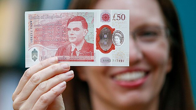 Sarah Johnová z Bank of England ukazuje novou plastovou padesátilibrovku s portrétem Alana Turinga (23. června 2021)