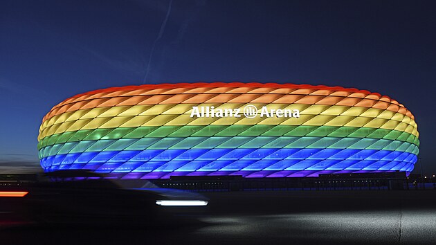 Mnichovsk Allianz Arena se rozsvtila do duhovch barev napklad v ervenci 2016 bhem Christopher Street Day, co je obdoba pochod a festival znmch po cel Evrop jako Gay Pride,