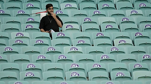 Jeden z fanouk na tribun Olympijskho stadionu v Baku ped zpasem mistrovstv Evropy.