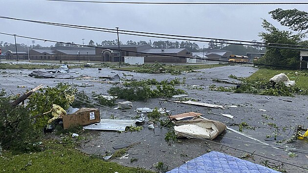 Následky tropické bouře Claudette ve Východním Brewtonu v Alabamě v USA. Podle úřadů bouře zničila nebo těžce poškodila nejméně 50 domů v malém městě severně od hranice s Floridou. (19. června 2021)