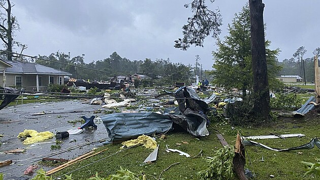 Následky tropické bouře Claudette ve Východním Brewtonu v Alabamě v USA. Podle úřadů bouře zničila nebo těžce poškodila nejméně 50 domů v malém městě severně od hranice s Floridou. (19. června 2021)