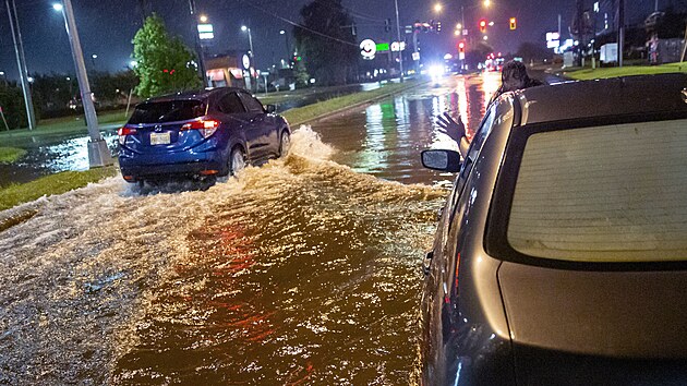 Ve městě Slidell v Lousianě v USA se večer 18. června 2021 místy cesty přeměnily v řeky, když se k břehu státu Louisiana přiblížila tropická bouře Claudette.