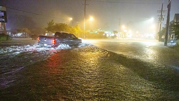 Ve městě Slidell v Lousianě v USA se večer 18. června 2021 místy cesty přeměnily v řeky, když se k břehu státu Louisiana přiblížila tropická bouře Claudette.