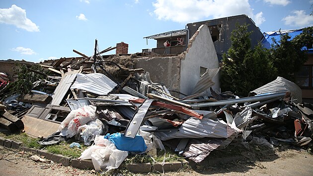 Zdevastované domy v obci Mikulčice na jižní Moravě, kterou se ve čtvrtek večer prohnalo tornádo. (26. června 2021)