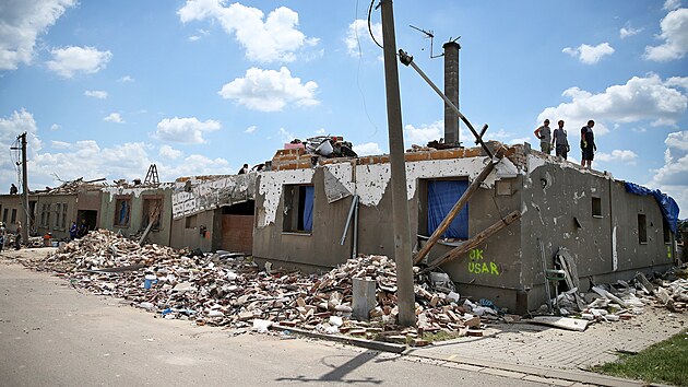 Zdevastované domy v obci Mikulčice na jižní Moravě, kterou se ve čtvrtek večer prohnalo tornádo. (26. června 2021)