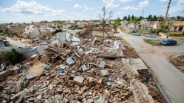 Zdevastované domy v obci Mikulčice na jižní Moravě, kterou se ve čtvrtek večer prohnalo tornádo. (25. června 2021)