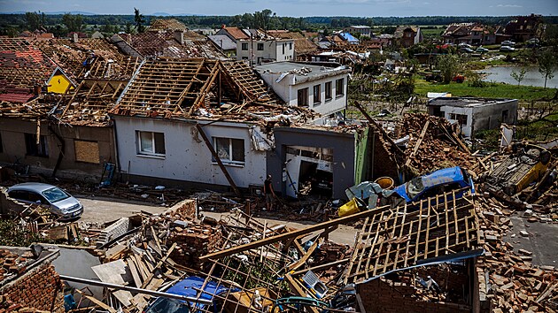Zdevastované domy v obci Mikulčice na jižní Moravě, kterou se ve čtvrtek večer prohnalo tornádo. (25. června 2021)