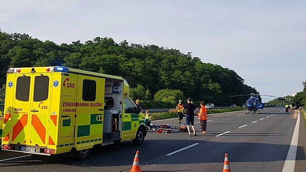 Dálnici D5 před Prahou v neděli večer uzavřela nehoda osobního auta a motorky. Těžce zraněného motorkáře transportoval do nemocnice vrtulník. (27. června 2021)