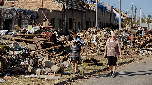 Zdevastované domy v Mikulčicích na jižní Moravě, kudy se ve čtvrtek prohnala bouře a tornádo. (27. června 2021)