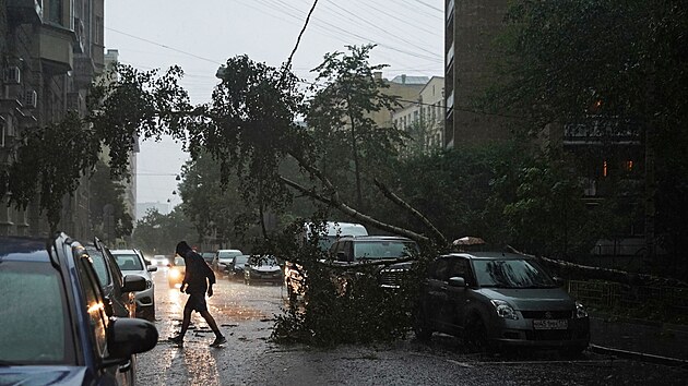 Spadlý strom po silných bouřkách v Moskvě v Rusku zatarasil silnici. (28. června 2021)