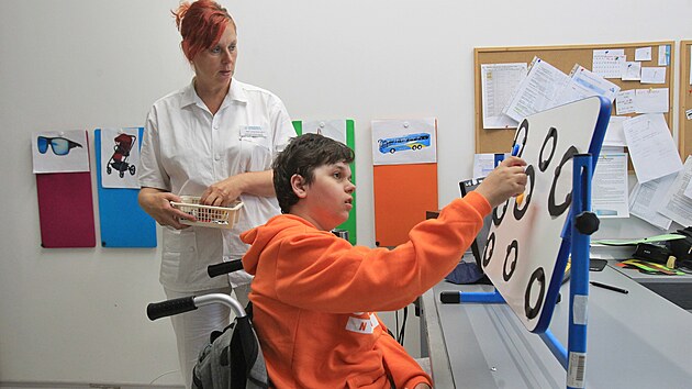 Vojt�ch �ulek rehabilituje v Sanatori�ch Klimkovice. Pod veden�m specializovan� l�ka�ky Lenky Dzidov� tam tr�nuje zrak, kter� ztratil po operaci. M� nad�ji, �e op�t uvid�.